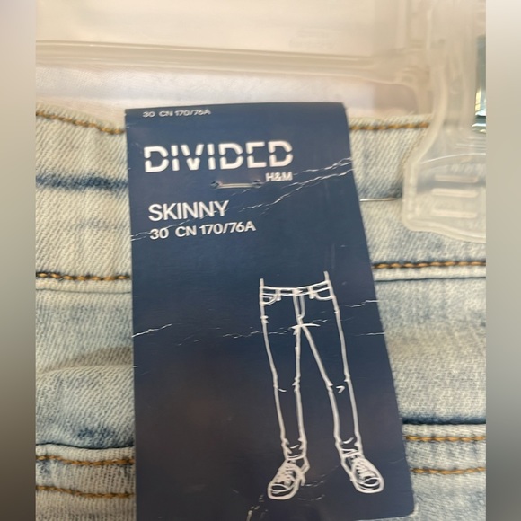 Brand New H&M Divided Skinny Fit Jeans w/ Distressed Details – 29 - Picture 4 of 5